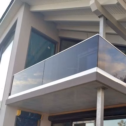 Système de garde-corps en verre sans cadre avec profilé en U en aluminium anodisé